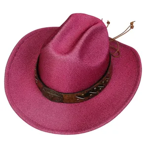 Dettaglio del cappello da cowboy rosa glitterato con fascia in pelle borchiata e laccio