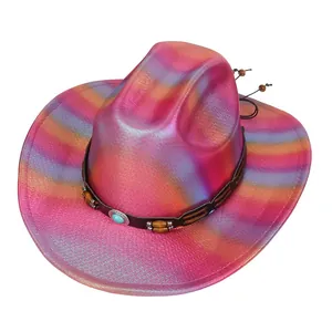 Dettaglio cappello da cowboy iridescente con fascia in pelle e pietra turchese decorativa