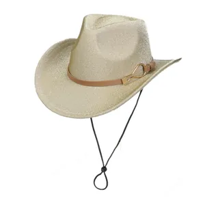 Détail d'un chapeau de cowboy doré scintillant avec sangle marron et boucle en métal
