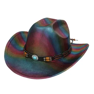 Dettaglio cappello da cowboy metallizzato con perla turchese e cinturino in pelle decorato