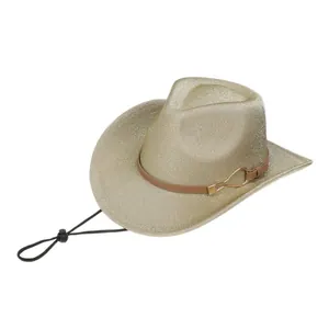 Détail du chapeau de cowboy pailleté avec boucle fer à cheval et cordon réglable