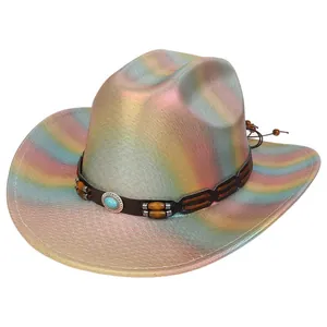 Dettaglio cappello da cowboy arcobaleno con perline turchesi e nastro decorativo in pelle