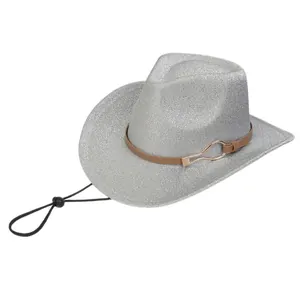 Détail du chapeau de cowboy argenté pailleté avec lanière en cuir et boucle dorée