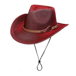 Détail d'un chapeau de cow-boy rouge pailleté avec bande en cuir et cordon réglable