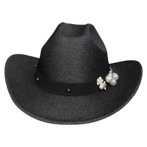 Cappello da cowboy nero glitterato con fiori di perle e borchie metalliche sulla fascia