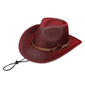 Détail du chapeau de cowboy bordeaux pailleté avec bande en cuir et mentonnière réglable