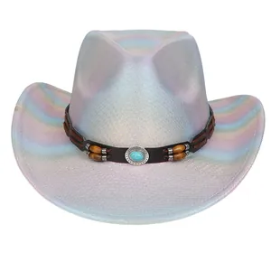 Cappello da cowboy olografico con dettaglio smeraldo e finitura metallica iridescente