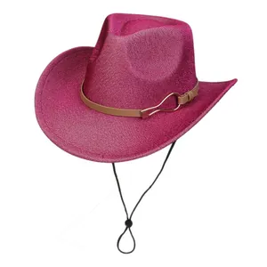 Détail d'un chapeau de cow-boy magenta pailleté avec sangle en cuir et boucle en métal