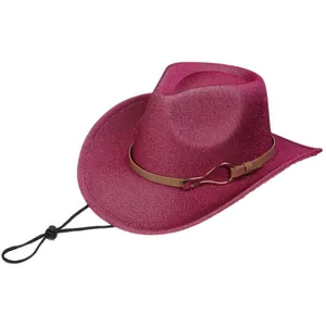 Détail du chapeau de cowboy fuchsia à paillettes avec bande en similicuir et mentonnière