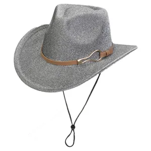 Détail d'un chapeau de cowboy argenté brillant avec ruban en cuir et cordon réglable