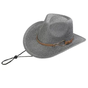 Détail macro du chapeau de cowboy argenté pailleté avec ruban en cuir brun et boucle