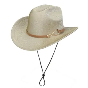 Détail du chapeau de cowboy doré à paillettes avec bande en cuir et cordon de serrage
