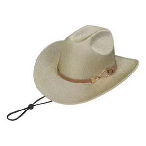 Détail d'un chapeau de cow-boy pailleté avec ruban en cuir, boucle et cordon noir
