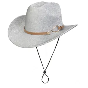 Détail d'un chapeau de cowboy argenté pailleté avec ceinture marron et boucle dorée