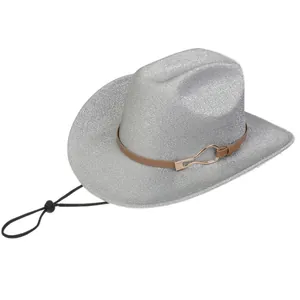 Détail du chapeau de cowboy à paillettes argentées avec ruban brun et cordon réglable