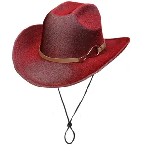 Gros plan sur chapeau de cowboy rouge à paillettes avec ceinture et cordon réglable