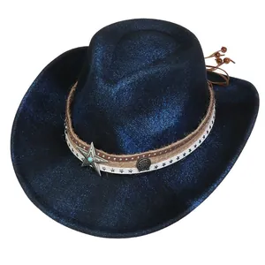 Detail eines blauen Cowboyhutes mit gewebten Bändern, Metallstern und Türkisstein