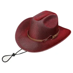 Détail d'un chapeau de cow-boy rouge à paillettes avec bande en cuir et mentonnière