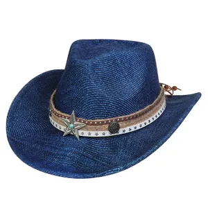 Detail eines dunkelblauen Cowboyhuts mit Webstruktur, Nietband und Silberstern-Emblem