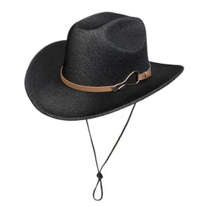 Détail d'un chapeau de cowboy noir avec texture tissée, lanière brune et mentonnière