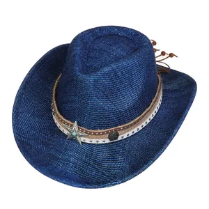 Detail eines blauen Western-Cowboyhuts mit Ethno-Stern-Abzeichen und Türkis-Schnalle