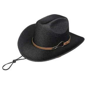 Détail du chapeau de cowboy noir avec bande marron et boucle en bronze vieilli
