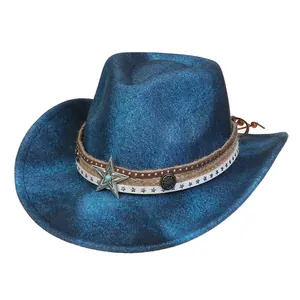 Detail eines blauen Western-Cowboyhuts mit Vintage-Stern und geflochtenen Dekorbändern