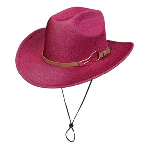 Détail d'un chapeau de cowboy rose pailleté avec bande en cuir brun et boucle dorée