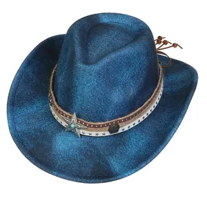 Detailansicht eines blauen Cowboyhuts im Boho-Stil mit Vintage-Textur und Stern-Abzeichen