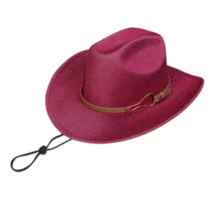 Détail du chapeau de cowboy rose pailleté avec cordelette réglable et ceinture en similicuir