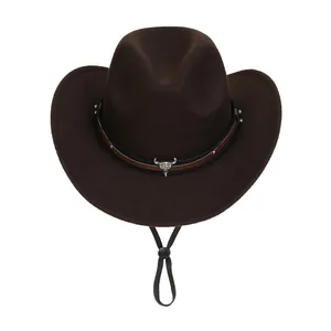 Détail du chapeau de cowboy avec ornement de tête de taureau et texture en feutre