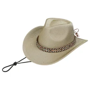 Détail du chapeau de cowboy doré pailleté avec ruban tressé et mentonnière ajustable