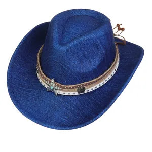 Detailansicht blauer Cowboyhut mit geflochtenen Seilen und silbernem Stern-Abzeichen