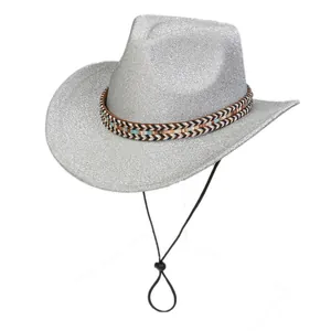Détail d'un chapeau de cowboy argenté à paillettes avec bande tissée et cordon de serrage