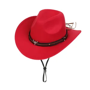 Détail du chapeau de cow-boy rouge en feutre avec boucle tête de taureau et cordon