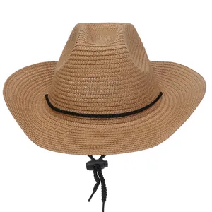 Detail eines Western-Strohhuts mit gewebter Textur und verstellbarem schwarzen Kinnband