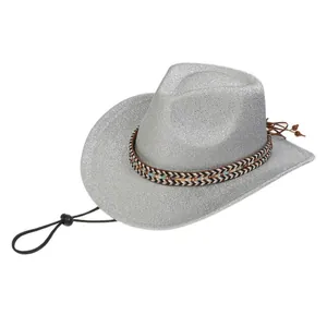 Détail chapeau de cow-boy pailleté argenté avec bande tressée et cordon de serrage