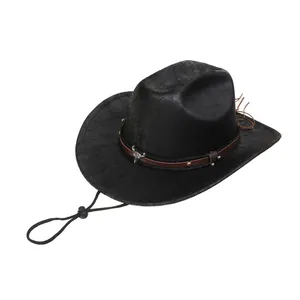 Λεπτομέρεια μαύρου καπέλου cowboy με ασημένιο κεφάλι ταύρου και καφέ δερμάτινο λουράκι