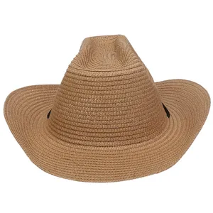 Detailansicht eines braunen Stroh-Cowboyhuts mit schwarzem Zierband und breiter Krempe
