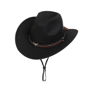 Détail d'un chapeau de cowboy avec tête de taureau argentée et mentonnière réglable