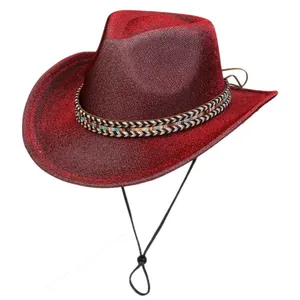 Détail d'un chapeau de cowboy rouge pailleté avec cordon réglable et ruban tressé