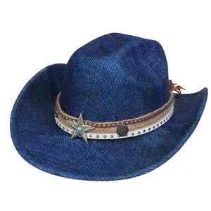 Detailaufnahme von dunkelblauem Cowboyhut mit silbernem Sternemblem und Türkisperle