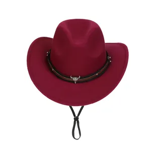 Chapeau de cowboy western classique en feutre bordeaux avec boucle tête de taureau et jugulaire