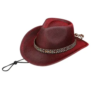 Détail d'un chapeau de cow-boy rouge scintillant avec ruban tissé et jugulaire réglable