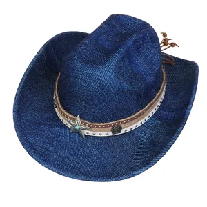 Detail eines dunkelblauen Denim Cowboyhuts mit Sternschnalle und Ethno-Webband Akzenten