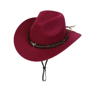 Détail de chapeau de cowboy en laine bordeaux avec boucle tête de taureau et jugulaire