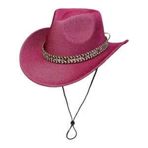 Détail du chapeau de cowboy rose pailleté avec bande tressée et cordon coupe-vent réglable