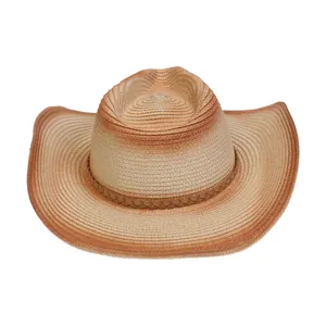 Detalle de sombrero de paja tipo vaquero degradado con ala ancha y banda de cuero trenzado