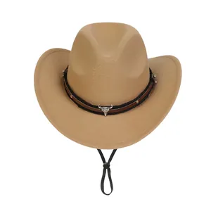 Détail d'un chapeau de cow-boy avec boucle en métal tête de taureau et bande cloutée