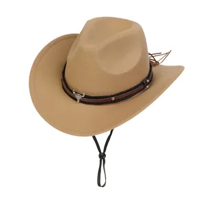 Détail du chapeau de cowboy en laine avec boucle en métal tête de taureau et jugulaire réglable